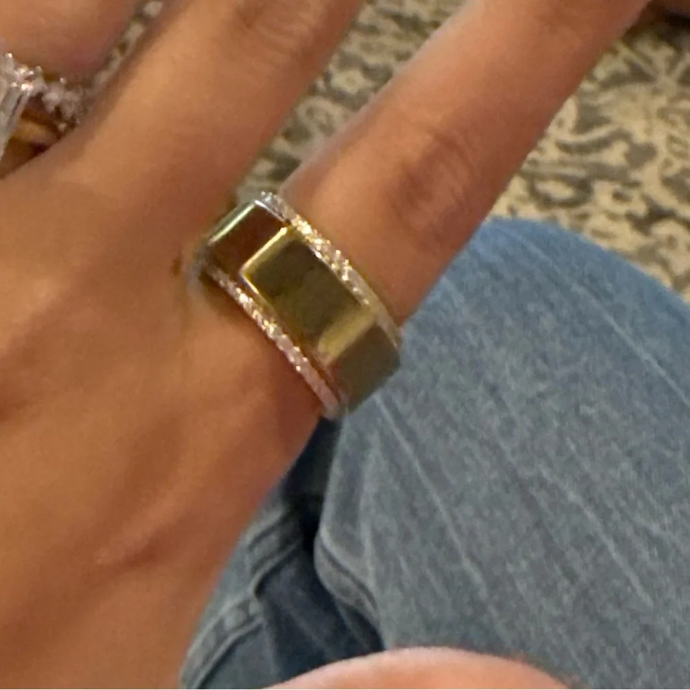 Oura Ring Gen3 in Heritage Gold with Charger in Sleek Black